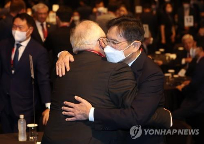 에드윈 퓰너와 포옹하는 이재용 회장 