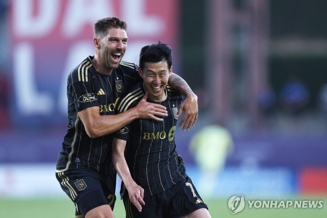 동료와 득점을 기뻐하는 손흥민