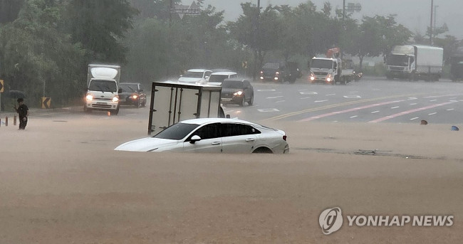 침수된 도로