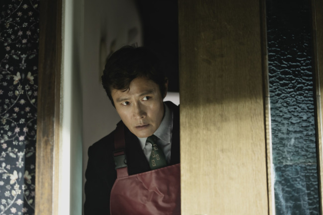 영화 '어쩔수가없다' 속 배우 이병헌