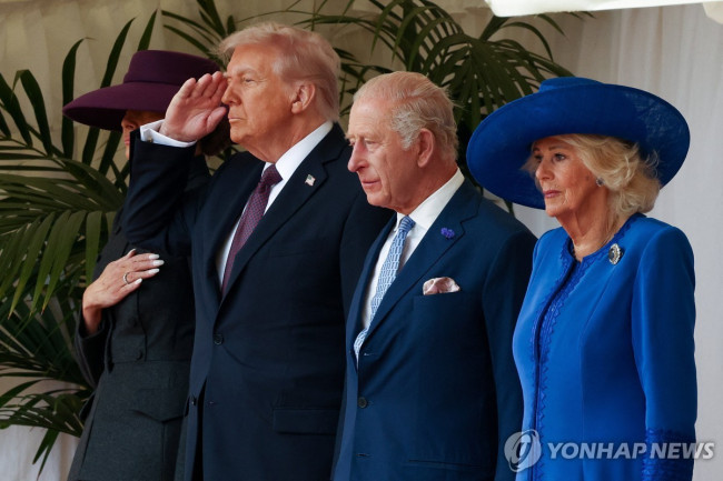 국가 연주에 경례하는 트럼프 대통령 부부 및 찰스 3세 국왕 부부