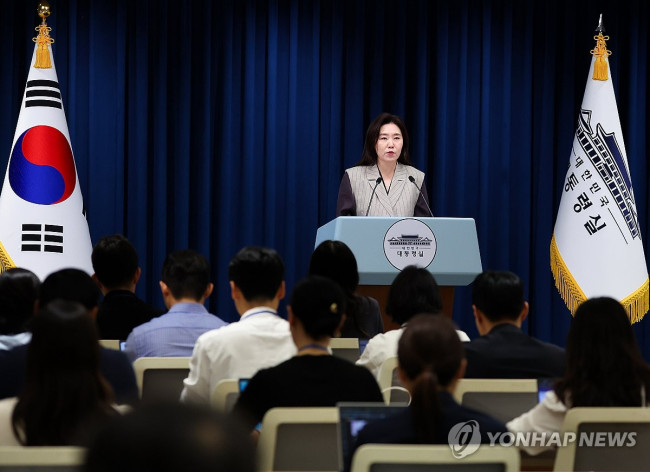 핵심규제 합리화 전략회의 관련 브리핑하는 강유정 대변인