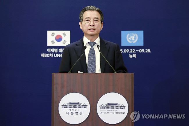 브리핑하는 김용범 정책실장