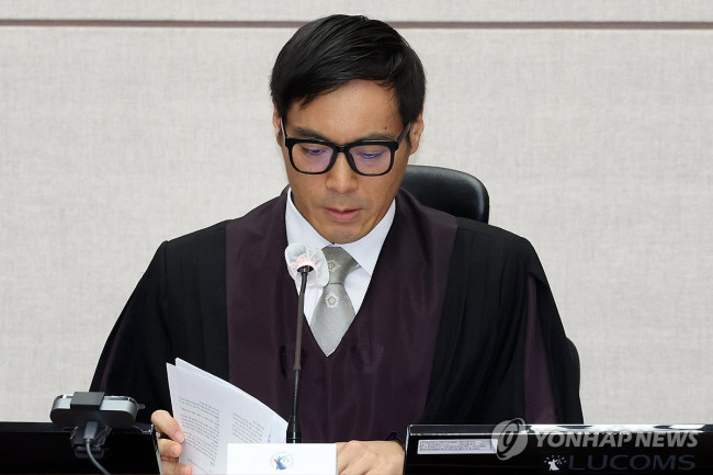 자료 살펴보는 백대현 부장판사
