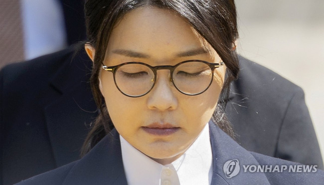서울중앙지법 나서는 김건희 여사