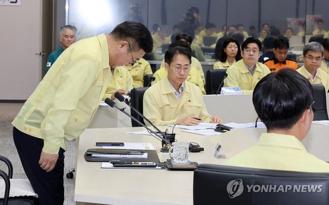 고개 숙인 윤호중 장관