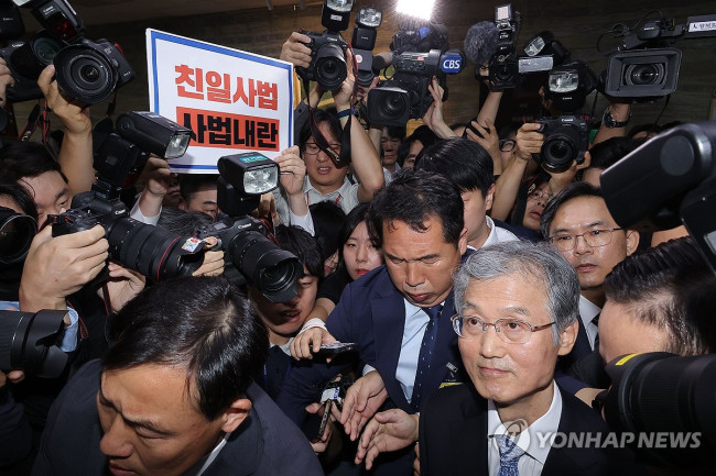 취재진에 둘러싸인 조희대 대법원장