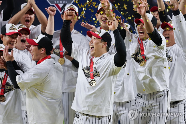 동료들 축하 받는 MVP 김현수
