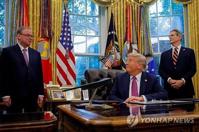 헤싯 NEC 위원장(왼쪽)을 소개하는 트럼프 미 대통령(가운데)