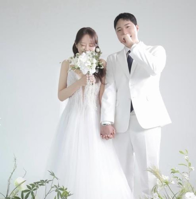결혼을 앞두고 웨딩 사진을 찍은 임종훈(오른쪽)