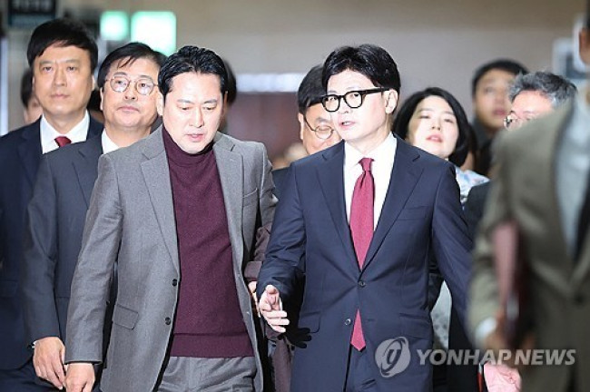 장동혁 의원과 대화하는 한동훈 대표