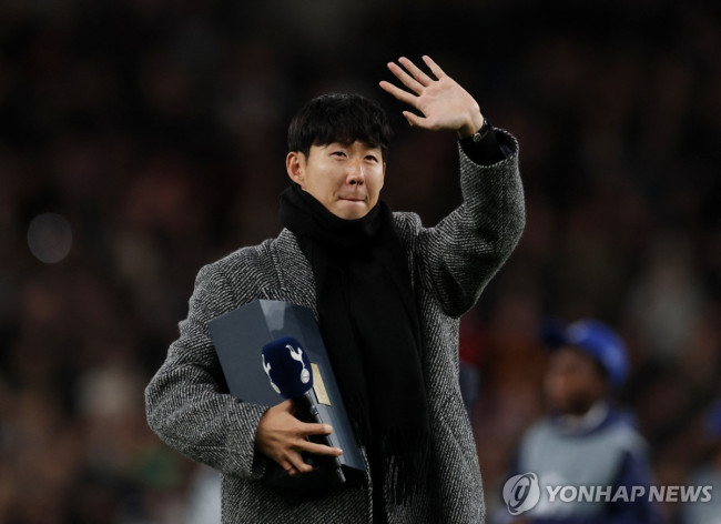 벅찬 표정으로 팬들에게 인사를 전하는 손흥민