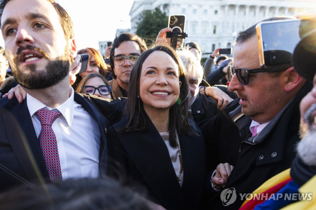 15일(현지기간) 지지자에 둘러싸인 마차도