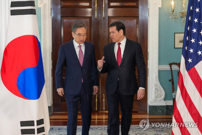 대화하는 조현 외교부 장관과 마르코 루비오 미 국무장관