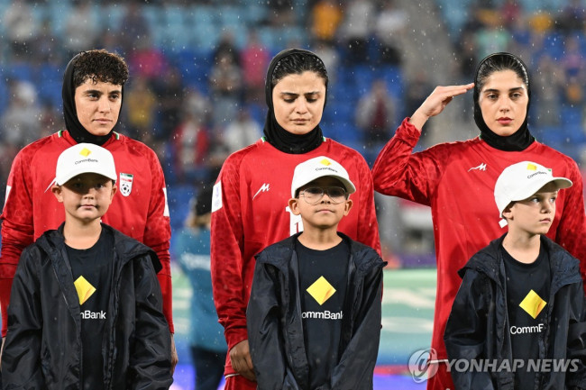 지난 8일 필리핀과의 경기 시작 직전 이란 여자축구대표팀