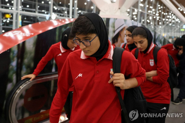 '7명 호주 망명' 뒤 귀국길 오른 이란 여자축구대표팀