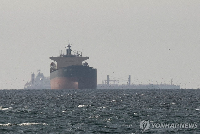 호르무즈 해협 인근을 지나는 화물선 