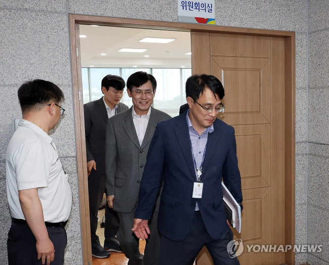 회의 마치고 나오는 김상곤 전북선관위원장