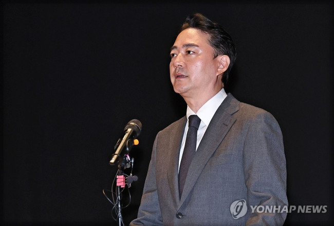 Vice Chairman Hong Jeong-do holding a press conference on rehabilitation filing by JTBC and other companies