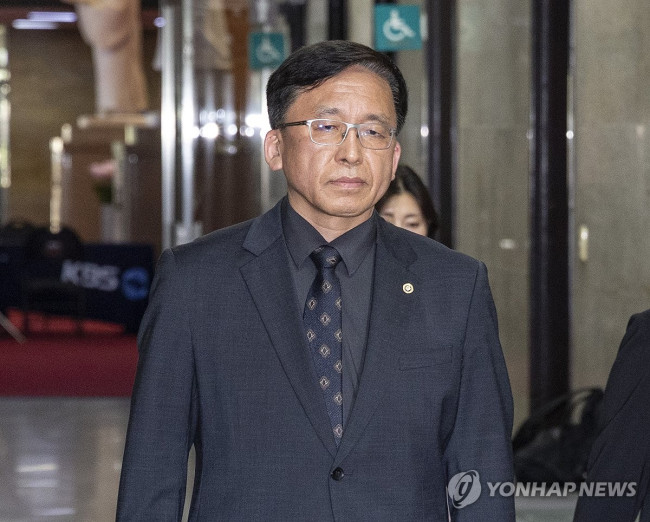 국민의힘 원내대표실 향하는 강동완 중앙선관위 사무총장 직무대리