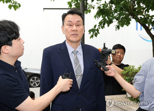 Kim Myung-soo, former Chairman of the Joint Chiefs of Staff, appears for special prosecution
