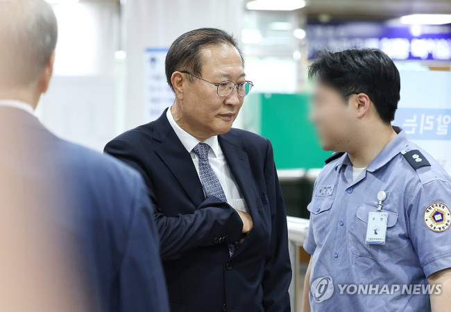 Former Justice Minister Park Sung-jae heads to court