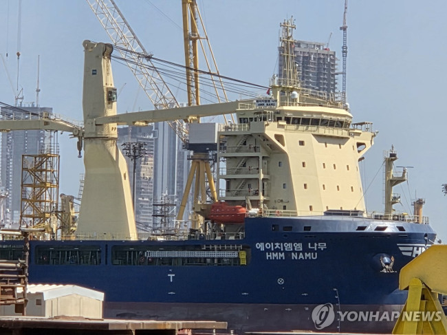 HMM Namu towed to the port of Dubai