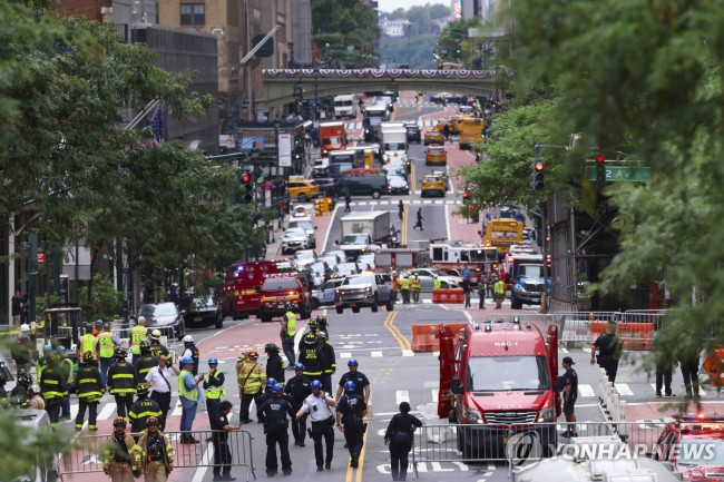 Traffic in Manhattan, New York, was restricted on the 7th (local time) due to concerns about building collapse.