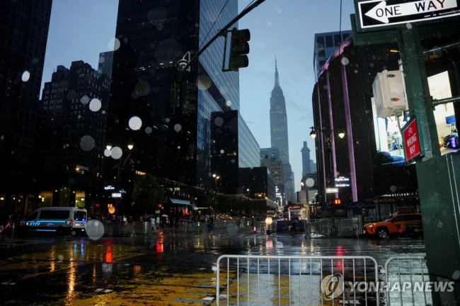 A street in Manhattan, New York, suddenly hit by heavy rain on the 3rd (local time)