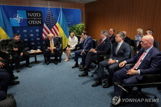 U.S. President Donald Trump and Ukrainian President Volodymyr Zelenskyy meeting on the sidelines of the NATO summit on the 8th (local time)
