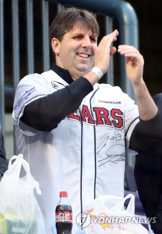 U.S. Ambassador to South Korea Mark Lippert visiting Jamsil Baseball Stadium in 2017