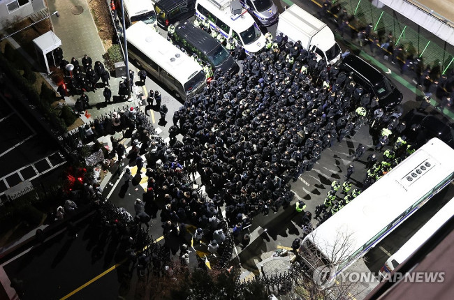 Second arrest warrant for President Yoon; standoff between the CIO and the Presidential Security Service