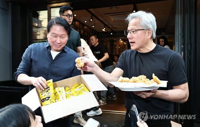 Jensen Huang and Chairman Chey Tae-won serving chicken