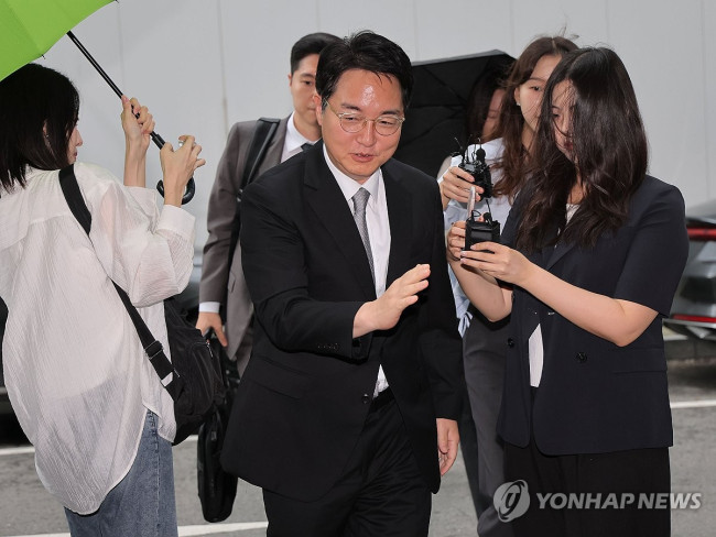Former Prosecutor General Shim Woo-jung arrives regarding the 'Kim Keon-hee investigation suppression' scandal