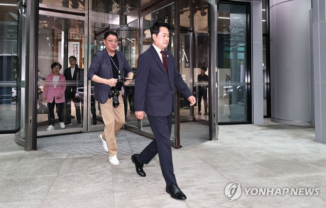 Leader Jang Dong-hyuk visits the National Police Agency to protest the 'Jang Yoon-gi case'