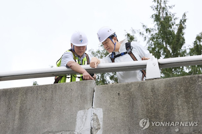 성수대교 연결램프 단차 확인하는 오세훈 시장