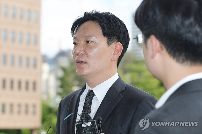 Prosecutor Park Sang-yong answering questions from reporters