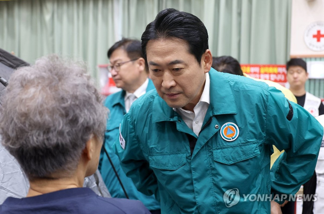 Jang Dong-hyeok visiting a temporary shelter in Geoje